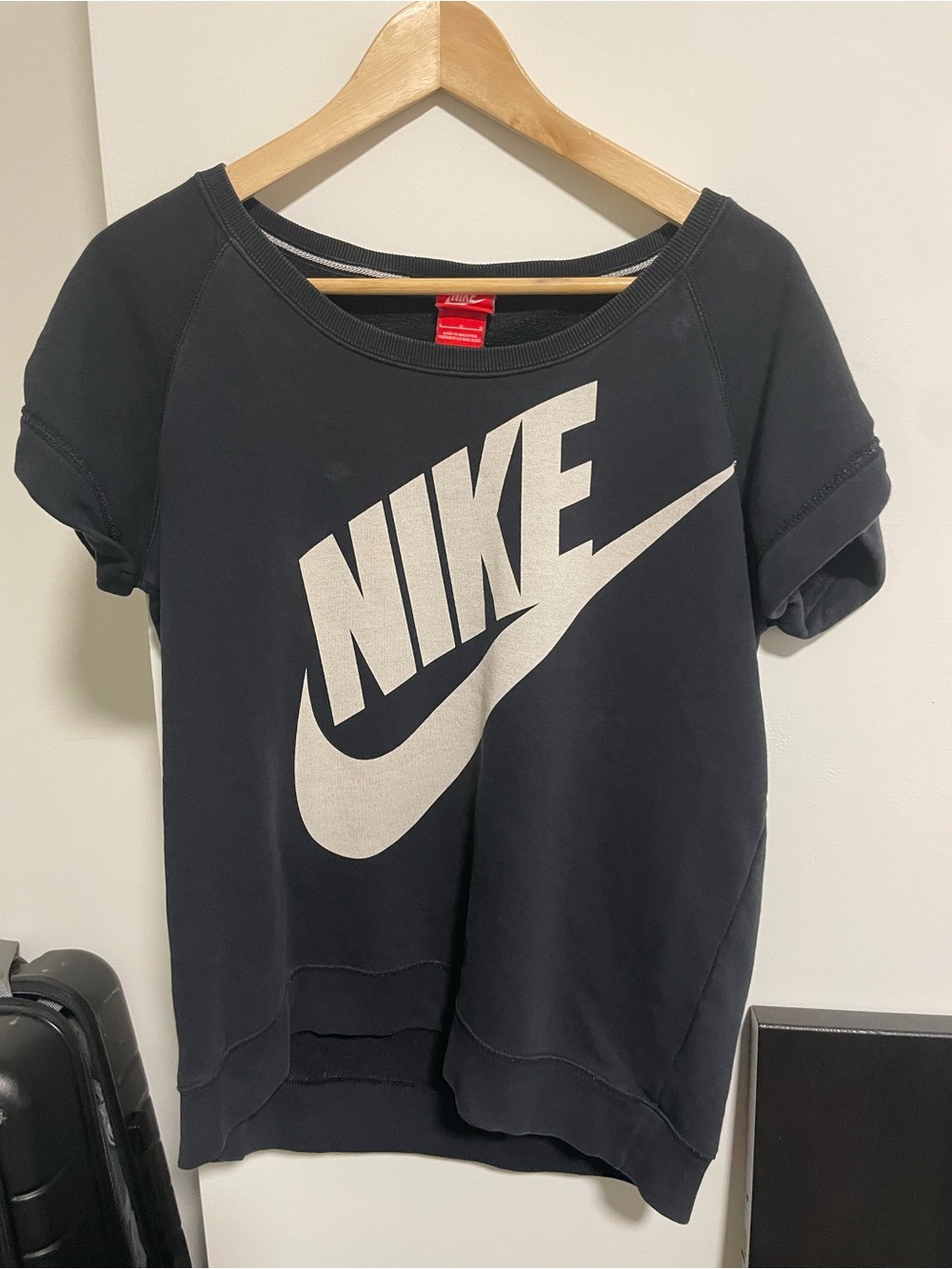 143 Nike Women's Black Short-Sleeve Logo Sweatshirt